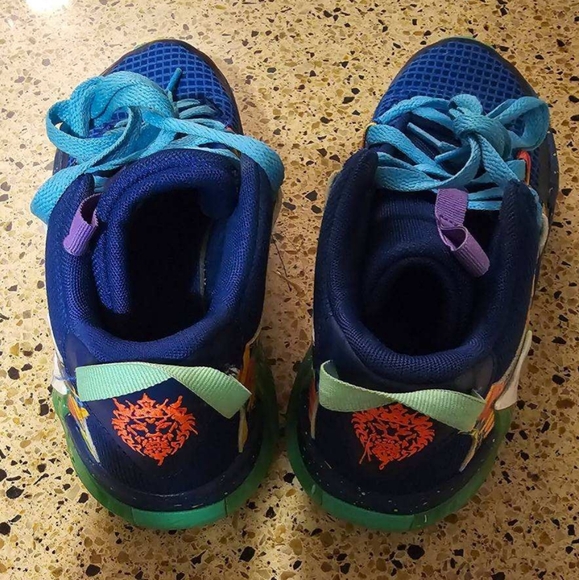 Nike Youth LeBron basketball sneaker - Picture 2 of 4